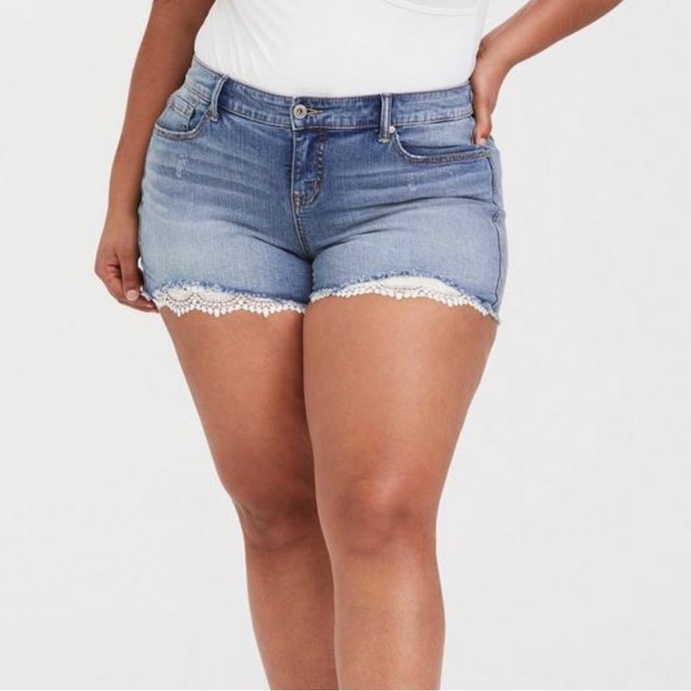 ✨Sale today 8/11✨ Torrid Lace Insert Jean Shorts